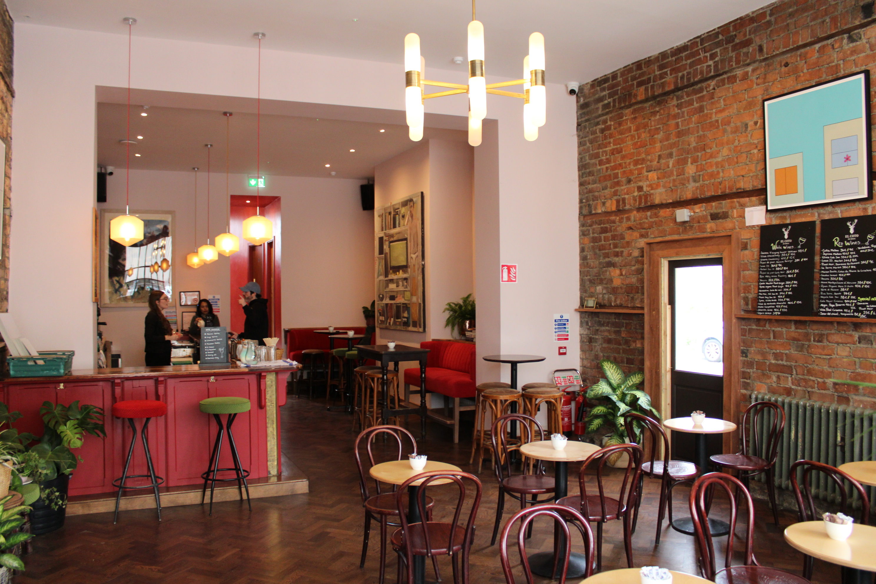 The counter and brick wall room at Quinnín